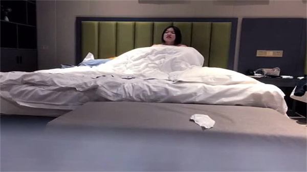 巨乳女学员酒店遭色狼教练诱奸，大奶狂晃被操到呻吟不断 海报